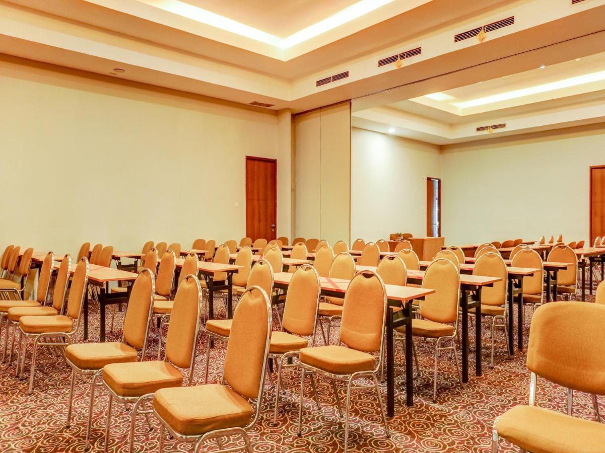 Townhouse Oak Hotel Grand Cikarang Dış mekan fotoğraf