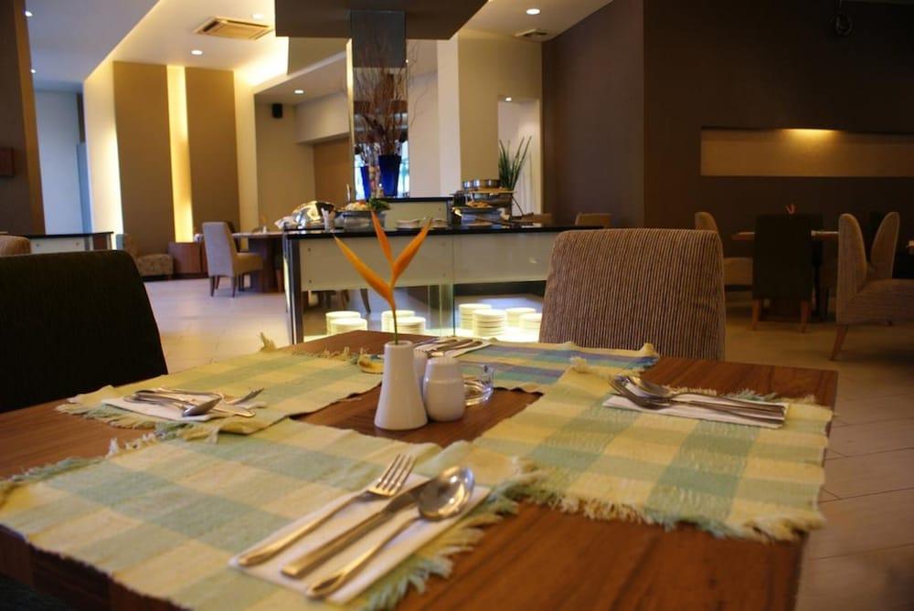 Townhouse Oak Hotel Grand Cikarang Dış mekan fotoğraf